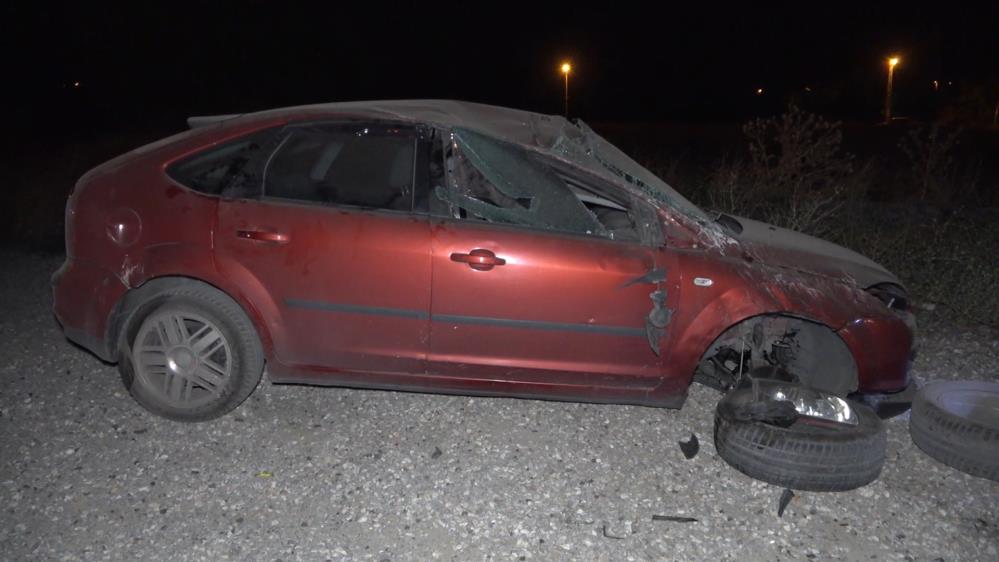 Otomobil metrelerce savruldu: 3 yaralı