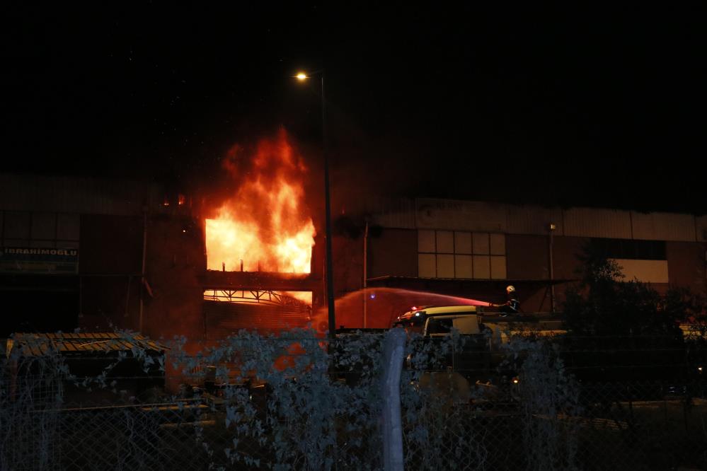 Adana’da depo yangını: 2 yaralı