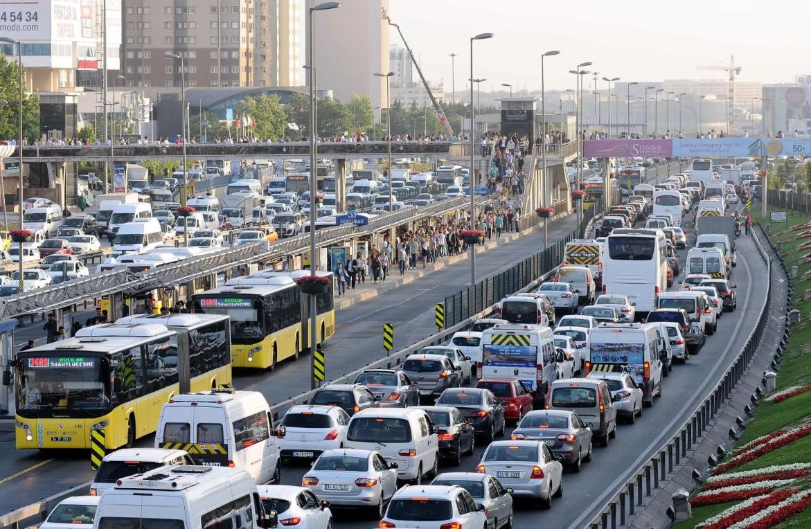 Resmi Gazete'de yayımlandı. Trafikte yeni kurallar geldi