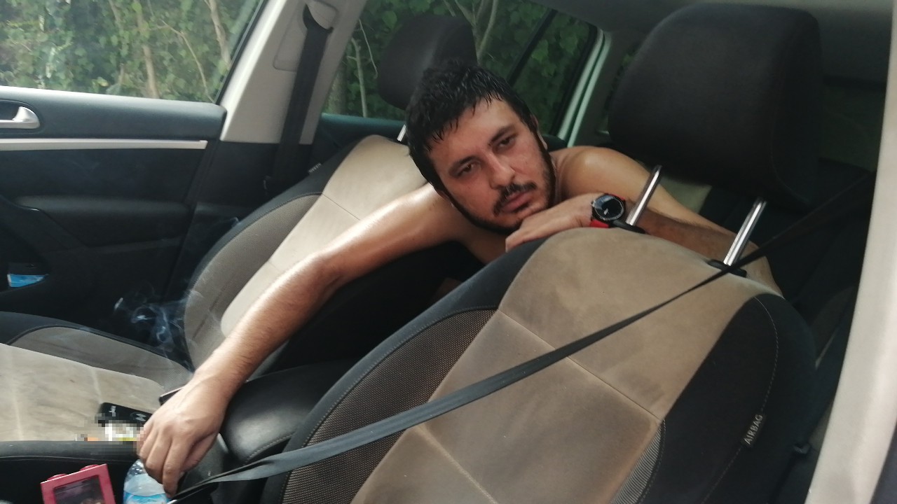 Aracın içinde kilitli kaldı. Cam kırılınca ilk işi bu oldu