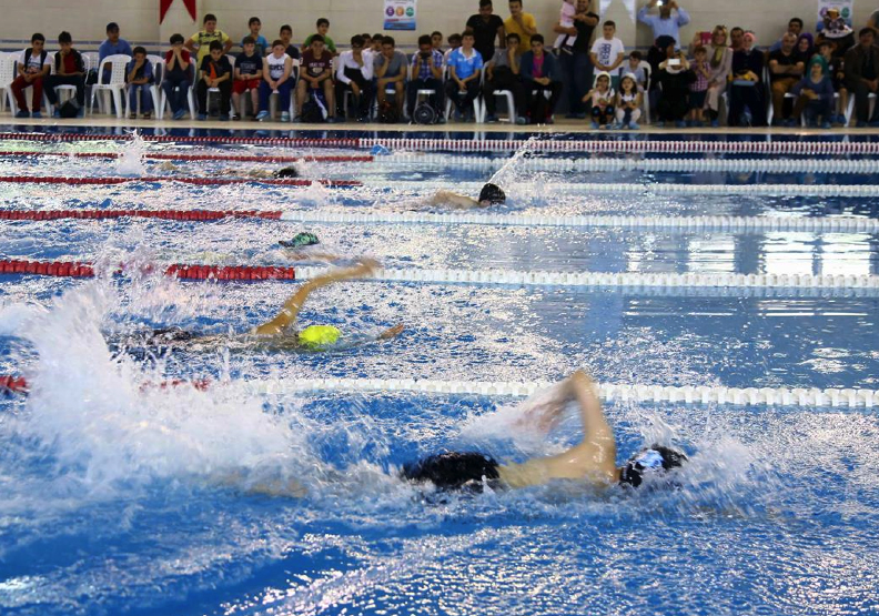 Yüzme havuzlarında 600 bin kişi yüzdü