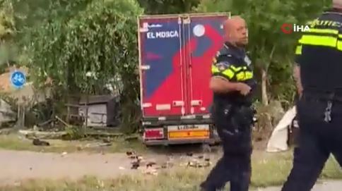 Kamyon sokak partisine daldı: 4 ölü 8 yaralı