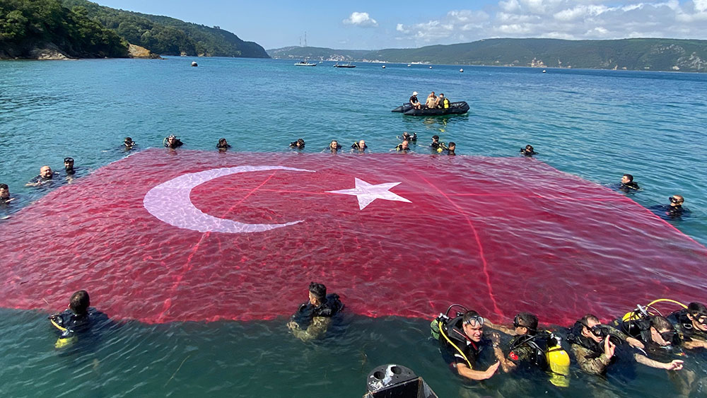 Beykoz’da engelliler ve SAT komandolarından 100. Yıl dalışı