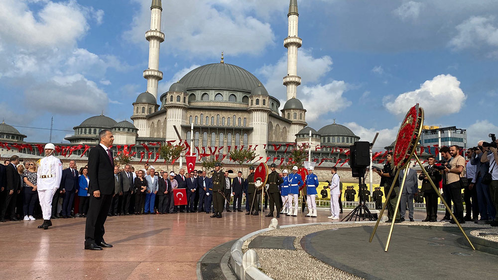 Taksim Meydanı'nda 30 Ağustos Zafer Bayramı töreni