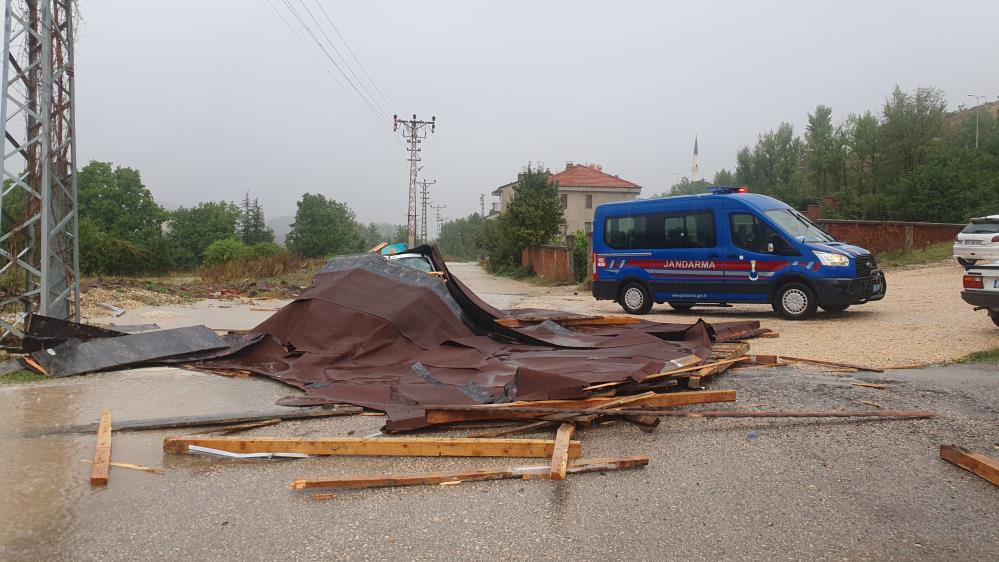 Kastamonu'da etkili olan fırtınada 3 kişi yaralandı