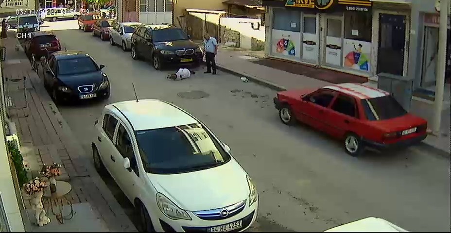 Sokak ortasında husumetlisini vurduktan sonra sigara yaktı