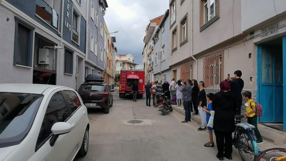 Bursa’daki 3 katlı apartmanın çatı katında yangın