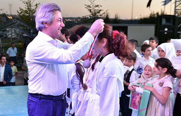 5 bin öğrenci sertifikalarını aldı