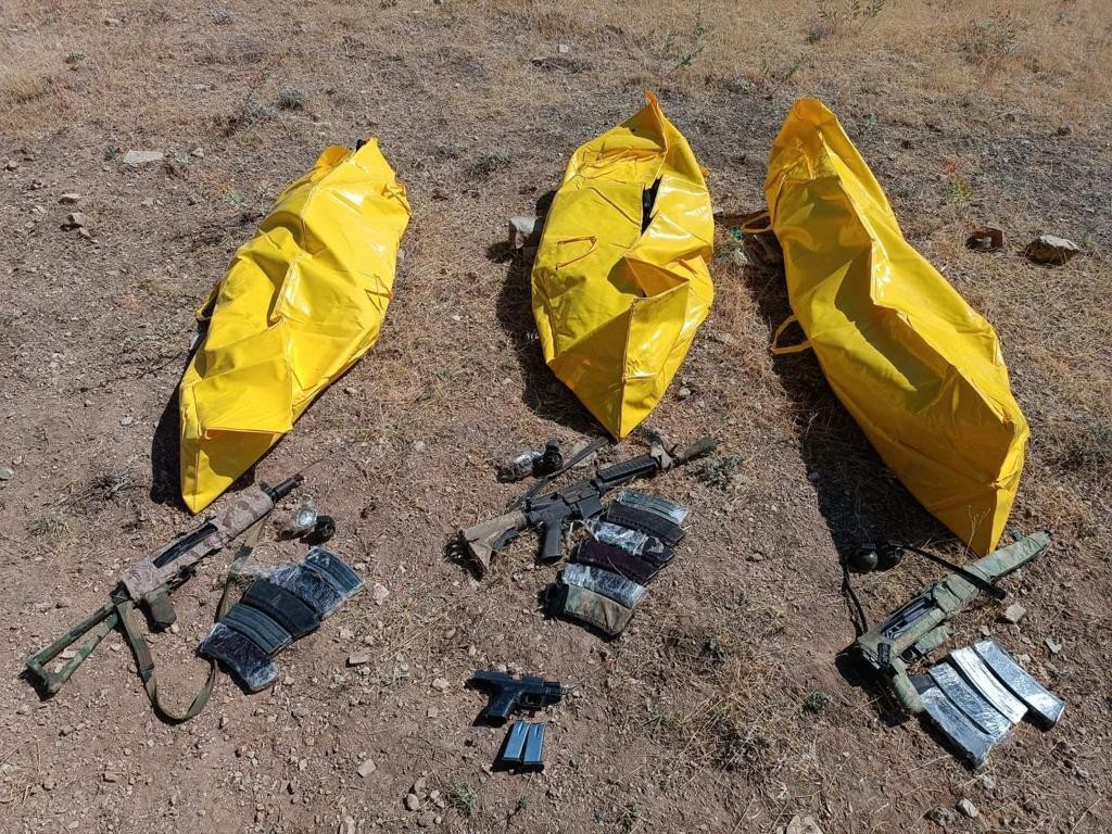 Bakanlık duyurdu: 3 kişi silahlarıyla etkisiz hale getirildi