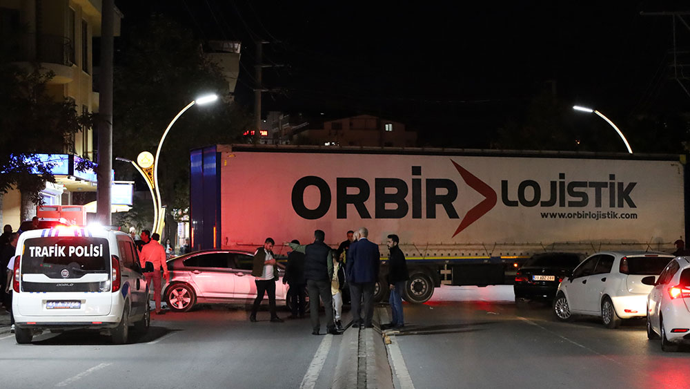 Arızalanan tır caddeye daldı, ortalık savaş alanına döndü