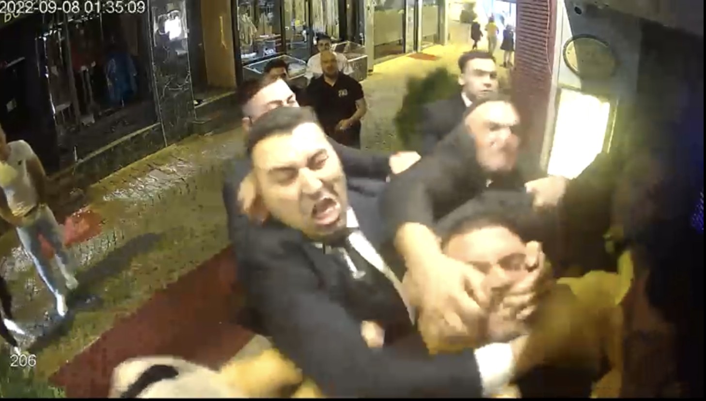 Eğlence mekanının güvenlik görevlileri 3 kişi feci şekilde darp etti