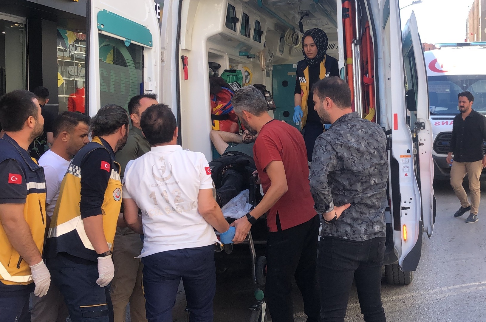 Sokak ortasında silahlı saldırı: 2 yaralı