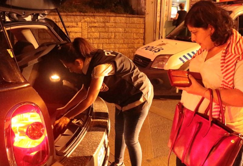 Kadınların araçları bile arandı