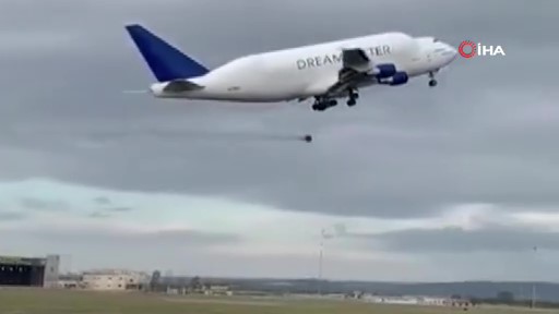 Kargo uçağının kalkış sırasında tekerleği koptu