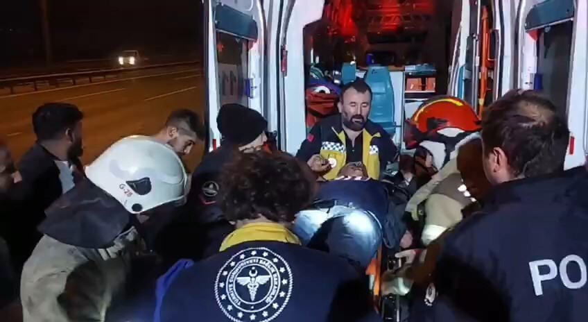 Kontrolden çıkan minibüs ağaçlık alana uçtu