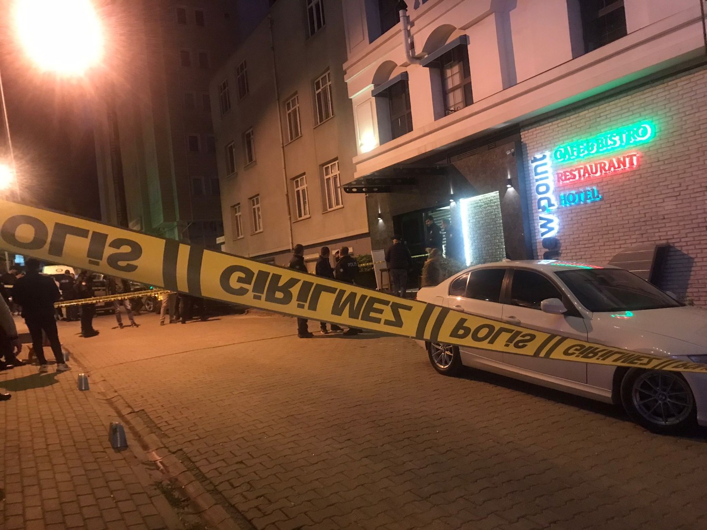 Otelin güvenlik görevlileriyle 2 kişi arasında silahlı kavga