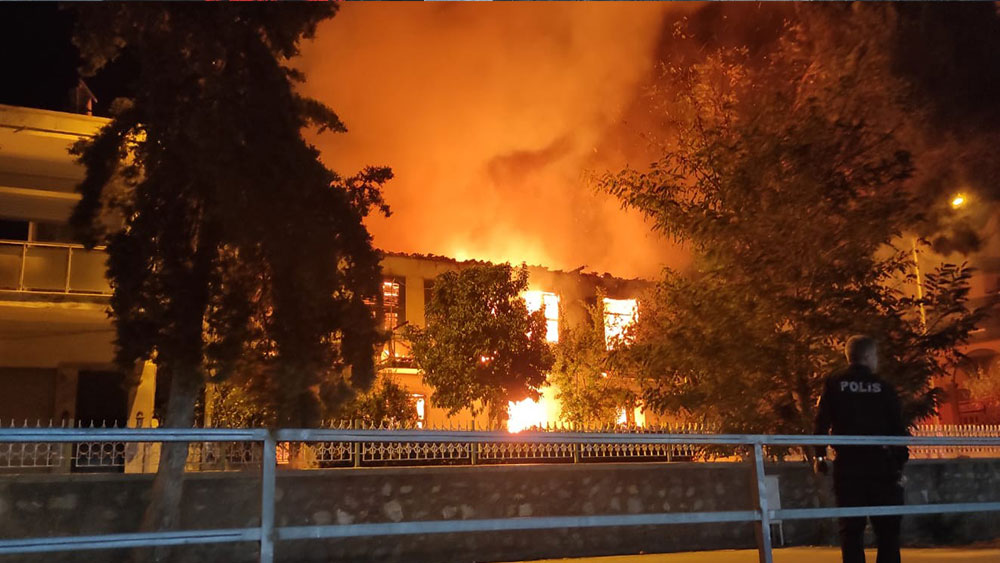 İzmir’de 2 katlı ev alevlere teslim oldu