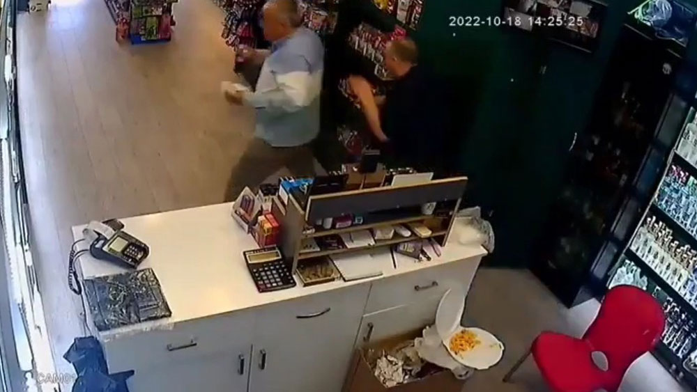 Depremde kaçarken yemeğini bırakmayan vatandaş gündem oldu