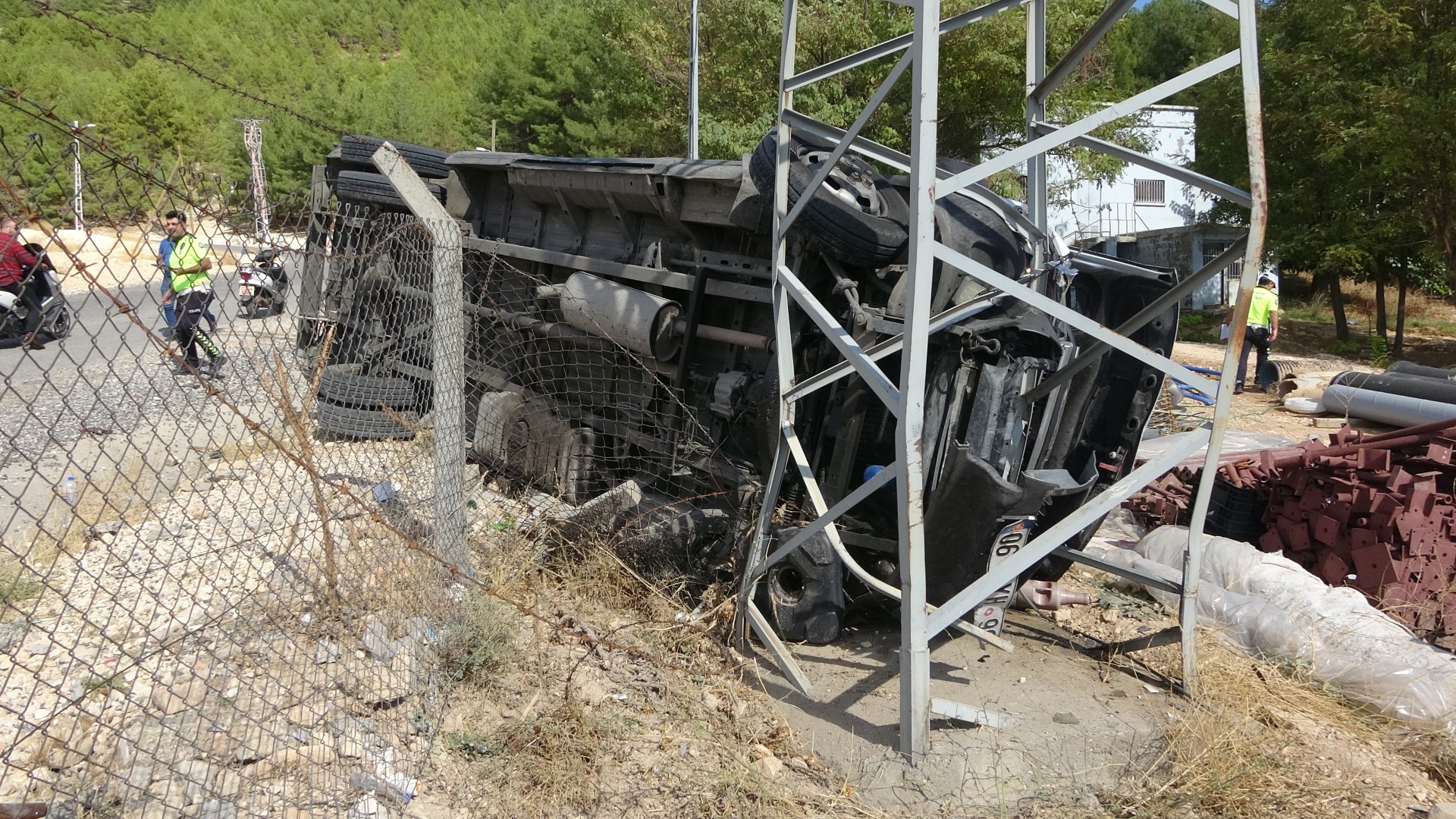 Adıyaman'da faciadan dönüldü. Minibüs şarampole yuvarlandı