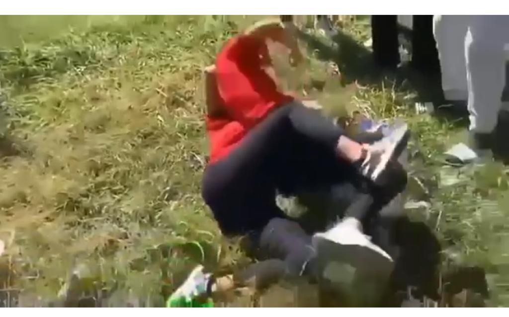 Kız öğrenciler yumruk yumruğa kavga etti