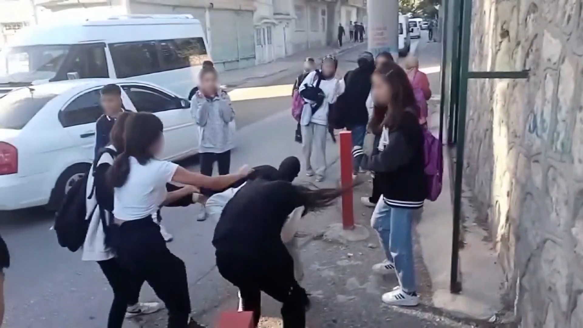 Kız öğrenciler saç baş birbirine girdi