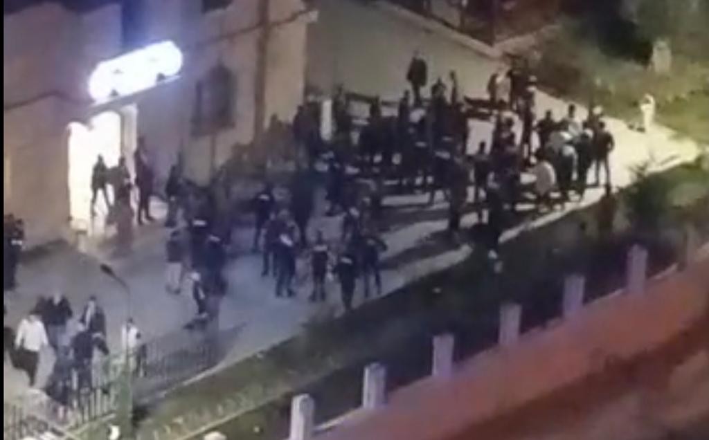 İki esnaf arasında kavga. Cadde doldu taştı