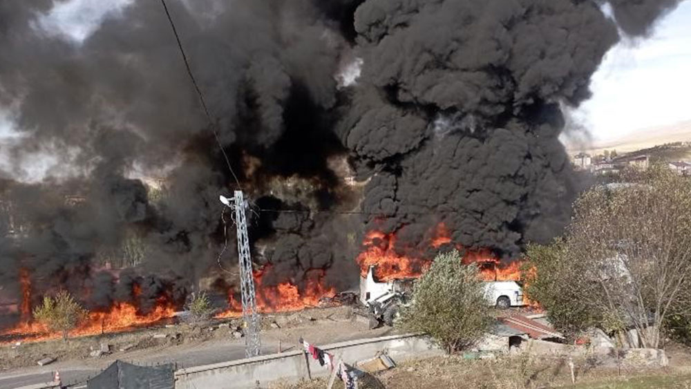 Freni patlayan yolcu otobüsü 2 kamyona çarptı: 7 ölü, 8 yaralı