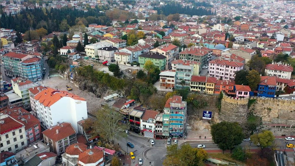 Bursa’da binalar yıkılıyor, tarihi surlar ortaya çıkıyor