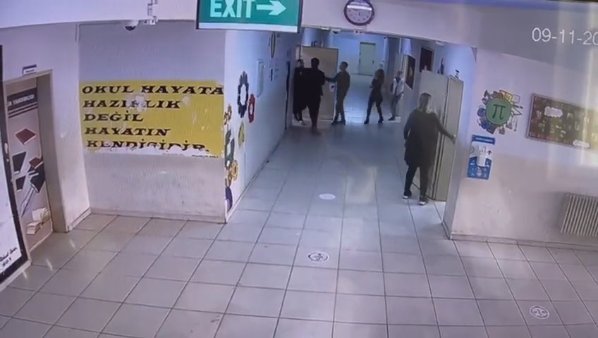 Öğrencilerin yakını öğretmeni darp etti