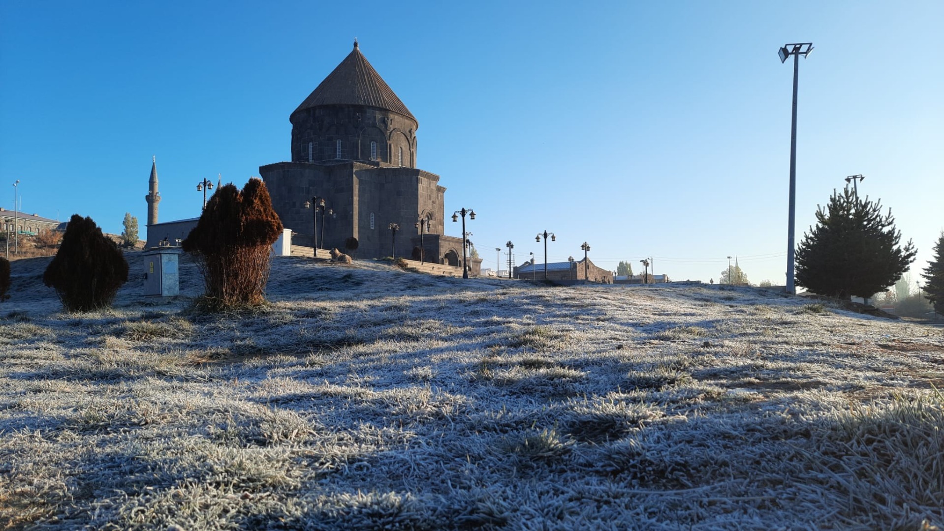 Kars’ta termometreler eksi 9’u gördü! Her yer buz tuttu