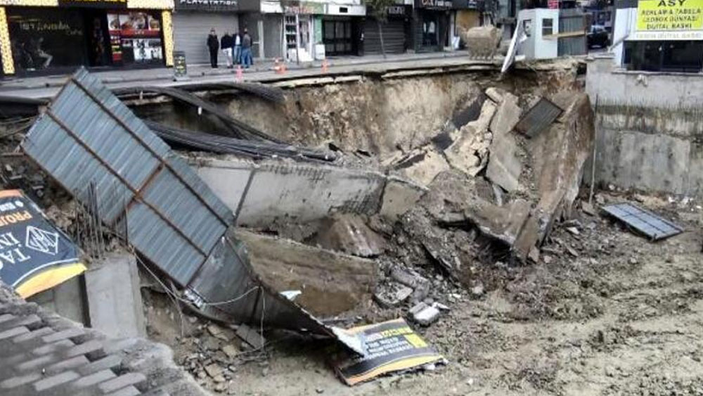 Avcılar'da bir inşaatın temel duvarı çöktü: Cadde trafiğe kapatıldı