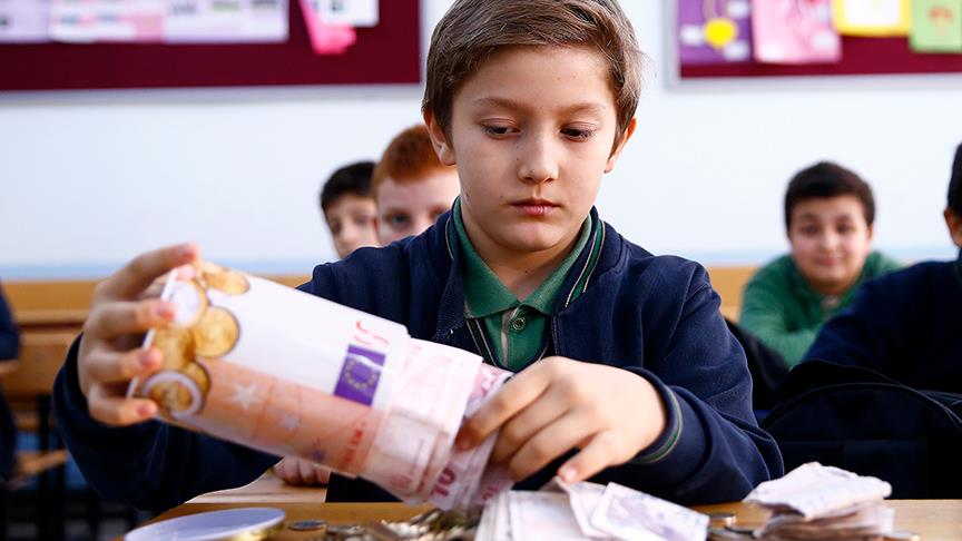 Oyuncak için biriktirdiği harçlığını Halep'e bağışladı