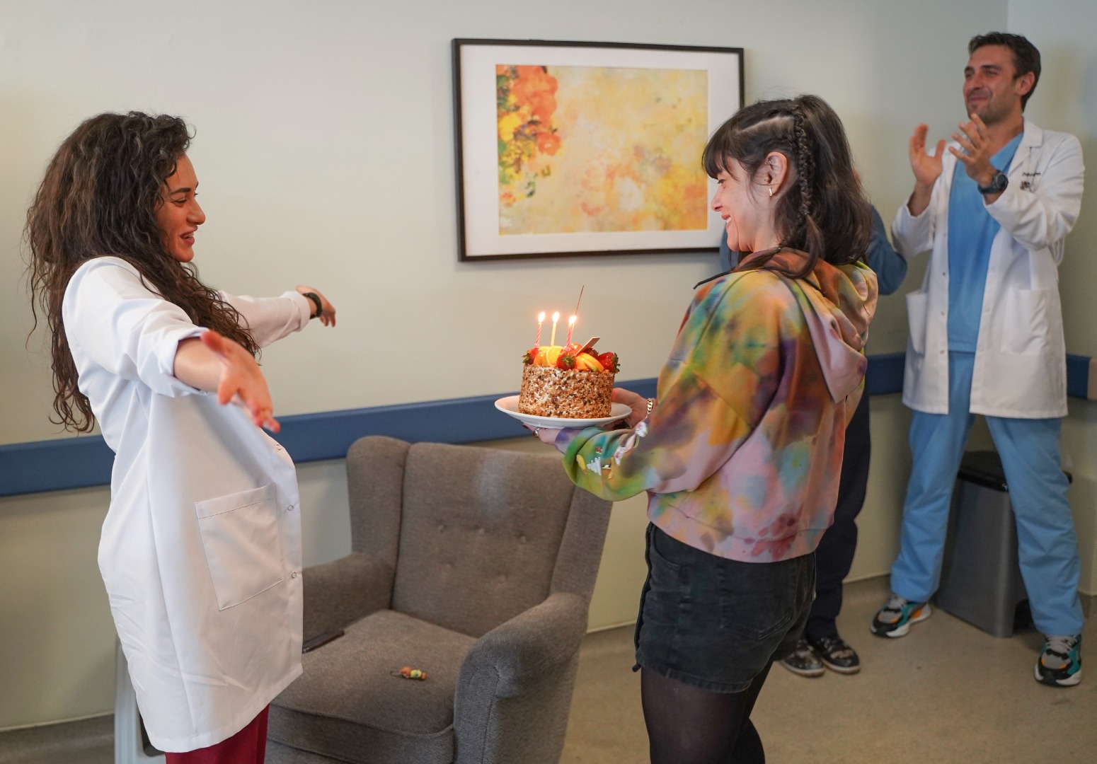 Hande Doğandemir doğum gününü sette kutladı