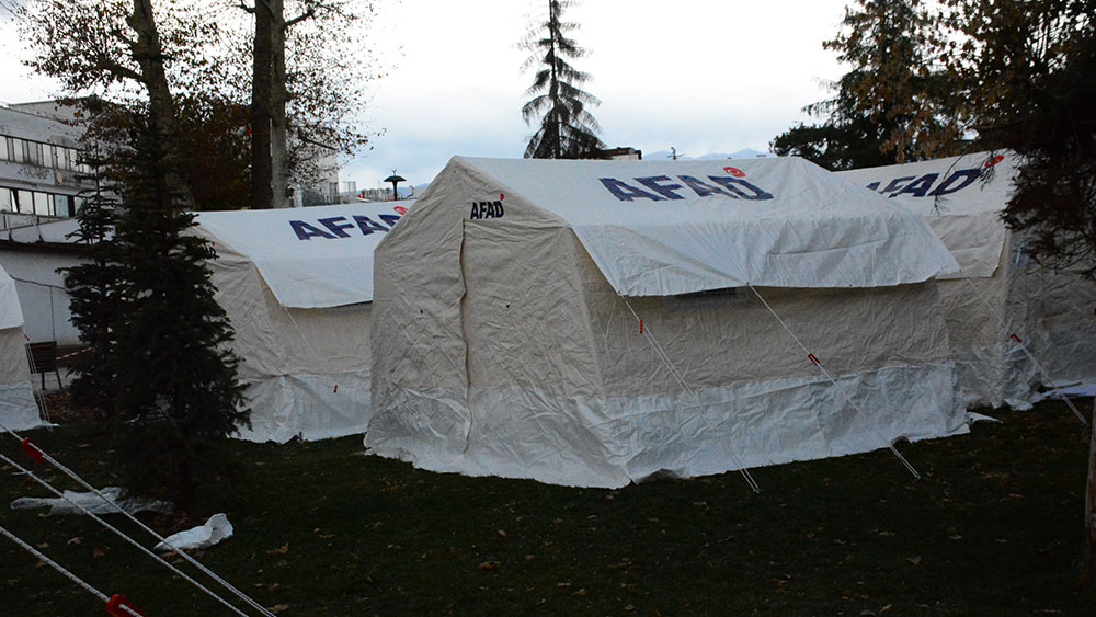 Depremzedeler yeni güne çadırda uyandı