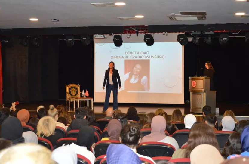 Usta oyuncu Demet Akbağ üniversiteli gençlere tavsiyelerde bulundu