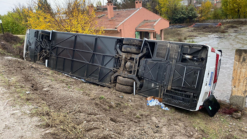 Diyarbakır'da yolcu otobüsü devrildi: 33 yaralı