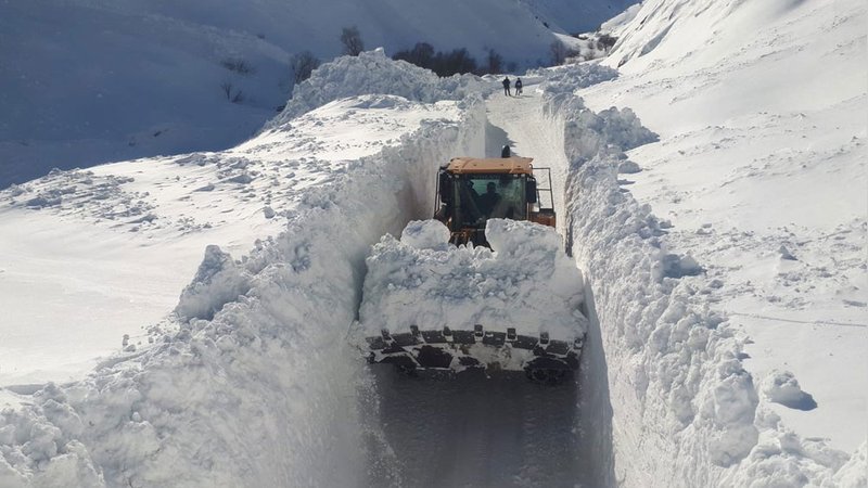 Hakkari'de 115 yerleşim yeri ulaşıma kapandı!