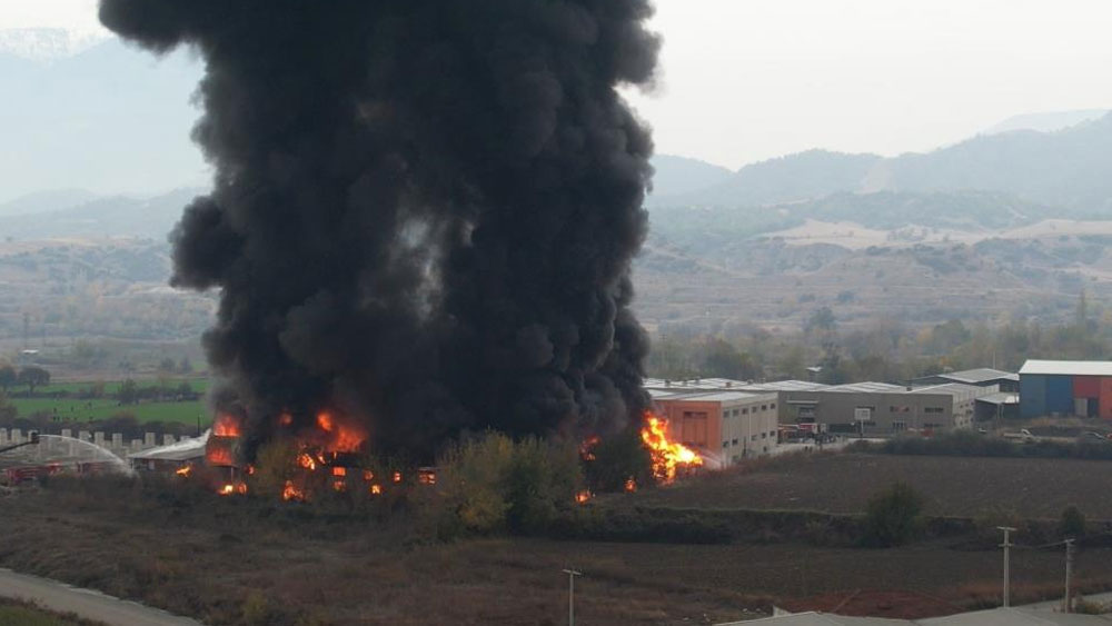 Kimyasal fabrikasında yangın! Yükselen dumanlar gökyüzünü kapladı