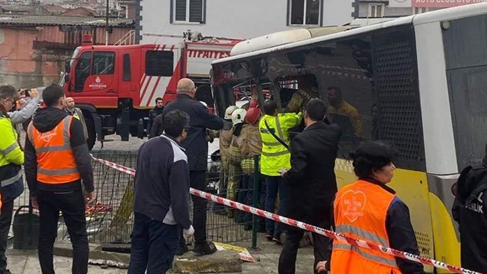 İstanbul'da tramvay ile İETT otobüsü çarpıştı! Yaralılar var