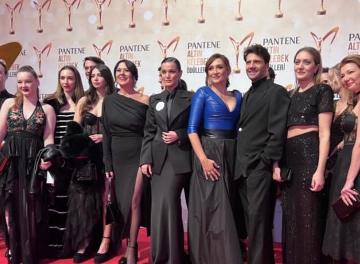 Sosyal medya kullanıcıları Pınar Deniz'i, kıyafeti yüzünden Müslüm Gürses'e benzetti