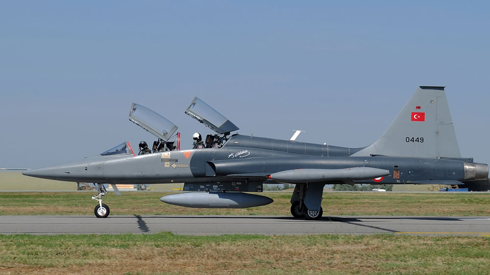 Konya'ya askeri eğitim uçağı düştü: Pilotlar uçaktan atladı