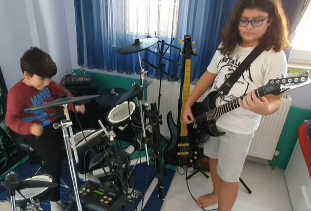Grup Mal Değnekleri çaldı ortalık yıkıldı. İki küçük kardeşten biri gitara biri bateriye geçti
