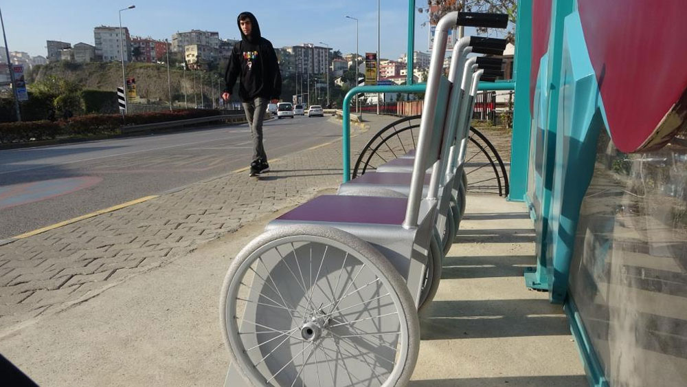 Bakan bir daha bakıyor! Otobüs durağına tekerlekli sandalye tasarımı