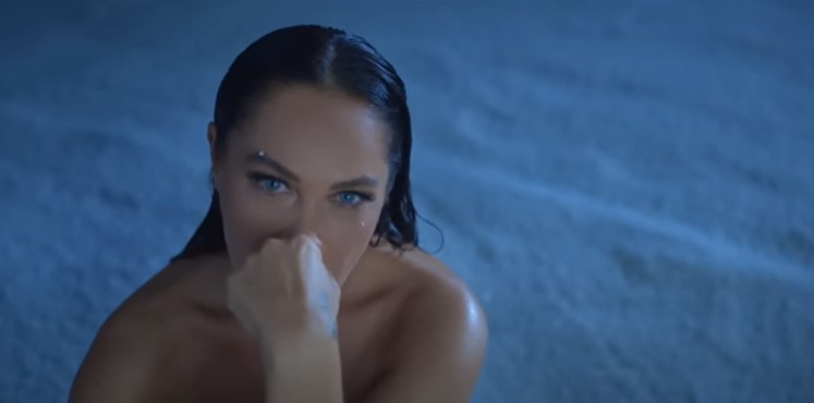 Hülya Avşar'ın yeni şarkısının klibindeki çıplak görüntüleri hiç beğenilmedi