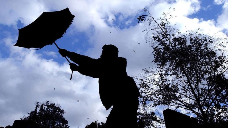 İstanbul'daki kuvvetli fırtına az kalsın pazarcıyı uçuruyordu!