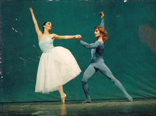 Ünlü sanatçı vefat etti. Ölüm haberini Okan Bayülgen duyurdu.