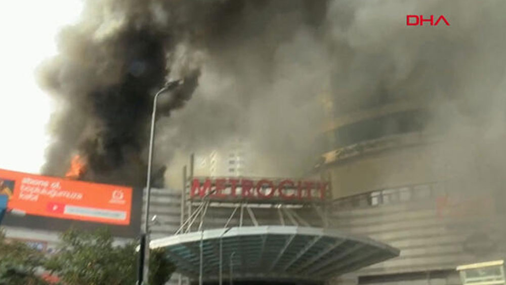 İstanbul'da bir AVM'de yangın çıktı!