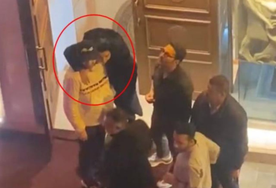 Merve Boluğur ayrıldığı eşi ile sarmaş dolaş görüntülendi