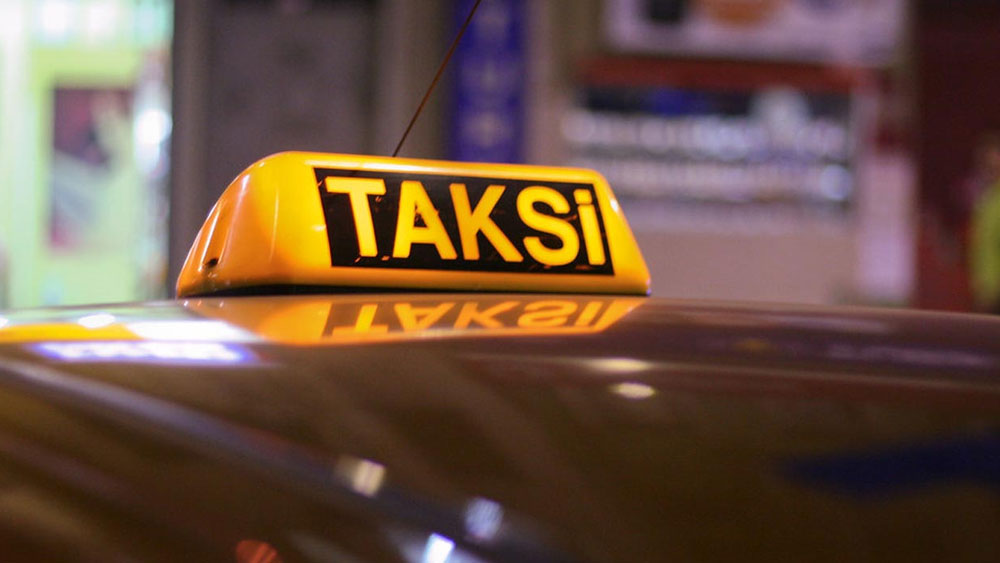 İstanbul'da müşteri seçen taksici yabancı müşteriyi aldı!