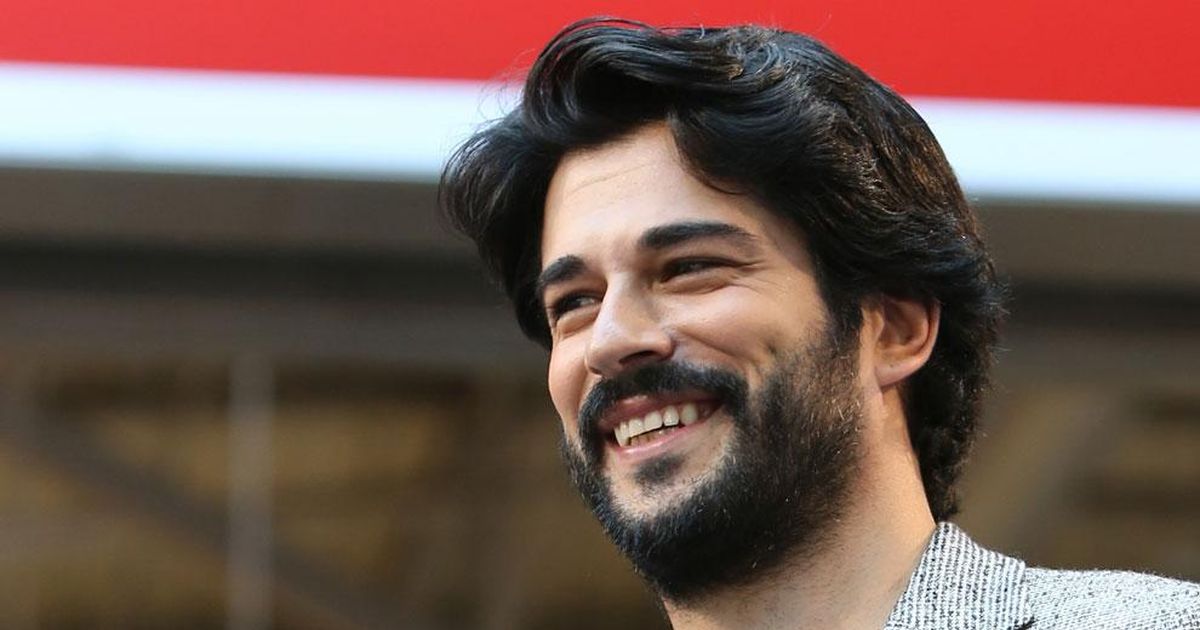 Katar'da Burak Özçivit izdihamı. Korumalar olmasa ezilecekti